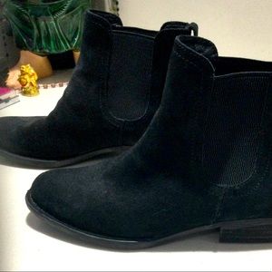 Born Chelsea boots